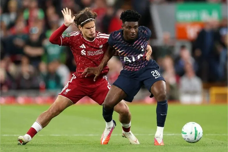 Tottenham được đánh giá cao hơn Coventry